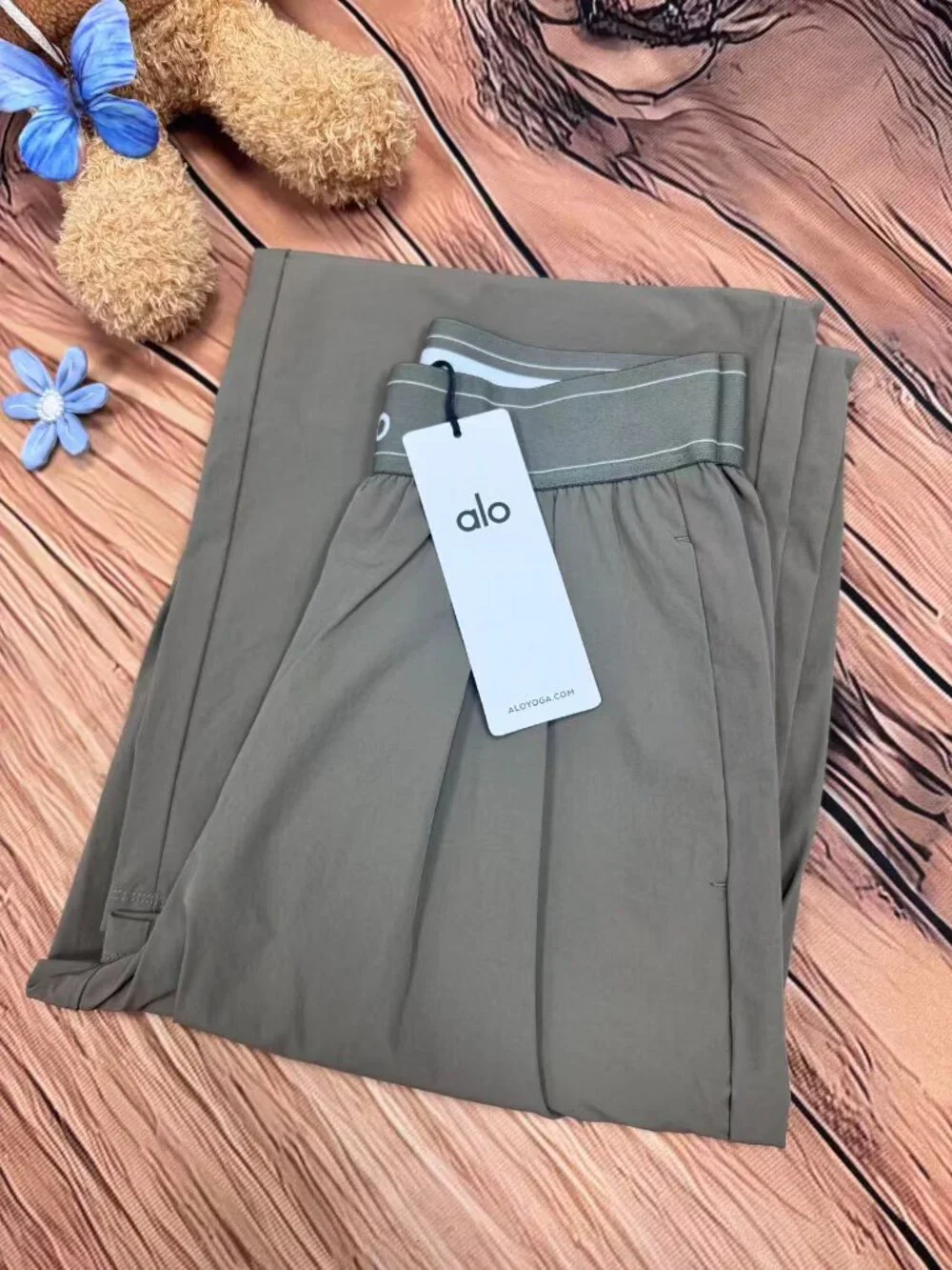 💕NWT ALO Yoga Suit Up Trouser Regular Limited Olive🍵Everyday Pants